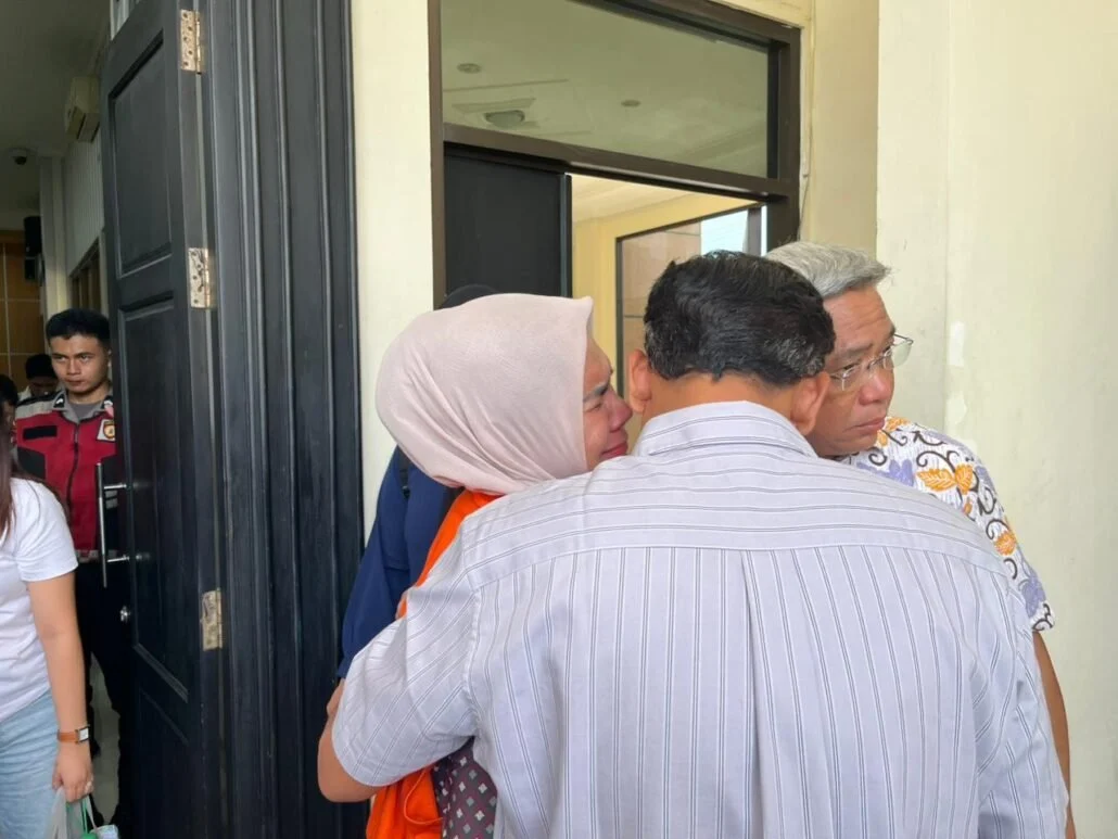 Air Mata di Sidang Donna Faroek: KPK Tuntut 6 Tahun 10 Bulan Penjara dan Denda Miliaran
