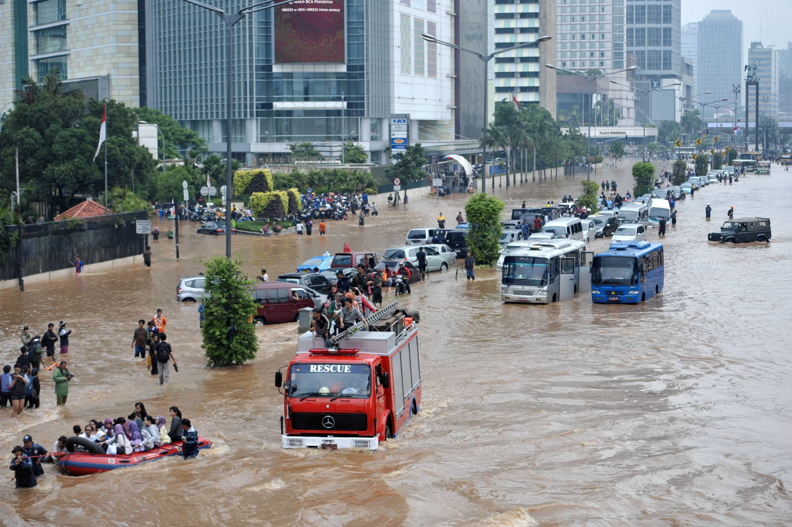 Cuaca Jakarta Hari Ini: Hujan Ringan Mengguyur Jaksel dan Jaktim, Waspadai Banjir Lokal!