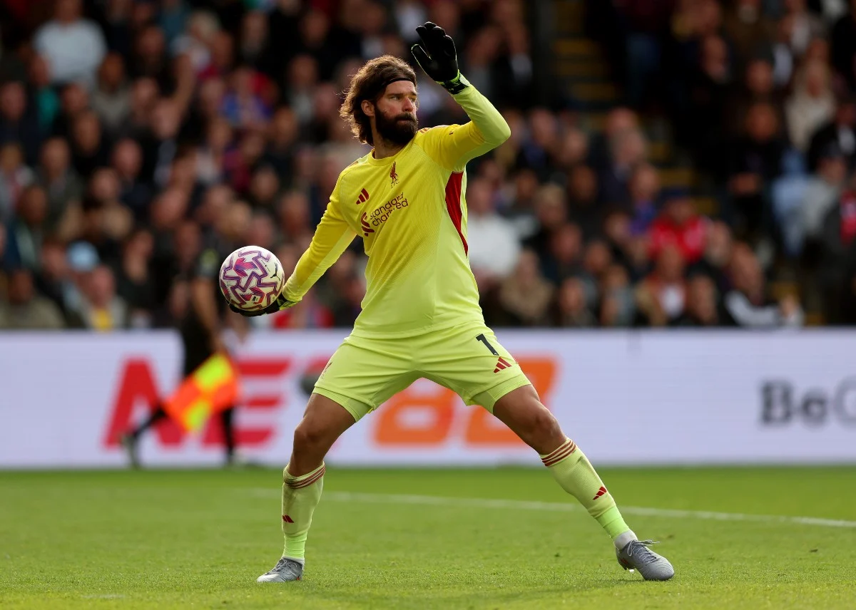 Juventus Mengincar Alisson Becker, Arne Slot Buka Peluang Kiper Liverpool Tinggalkan Anfield di Musim Panas