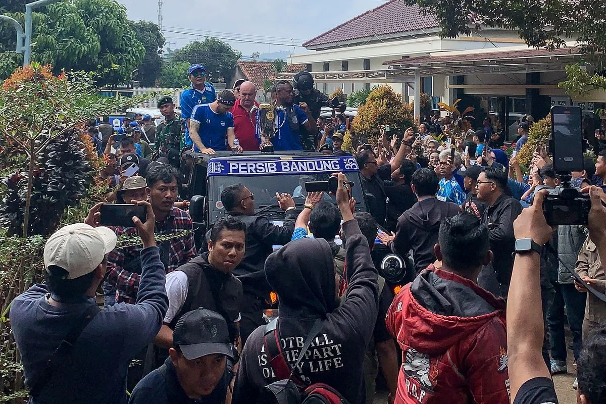Drama Kemenangan Persib di Lampung: Bojan Hodak Tegas, Umuh Muchtar Bangga, dan Kebangkitan 4-2