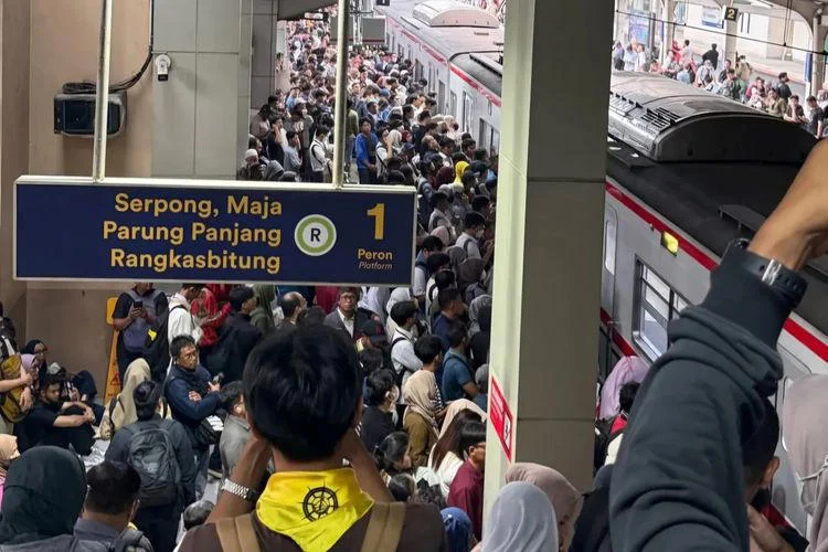 KRL Green Line gangguan: Penumpang Menumpuk di Stasiun Tanah Abang dan Kebayoran, Kebingungan Pilih Moda Transportasi