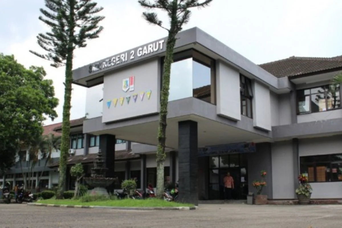 Siswi SMKN 2 Garut Menangis Histeris Setelah Rambutnya Digunting Guru BK 6 Siswi SMKN 2 Garut Menangis Histeris Setelah Rambutnya Digunting Guru BK